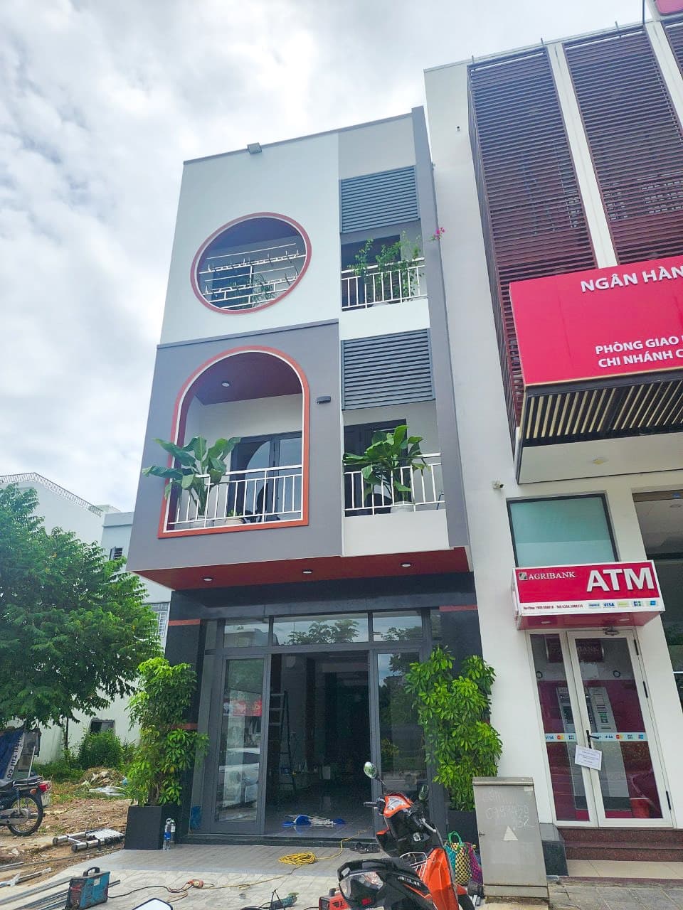 Hình ảnh dự án Công Trình Nhà Phố 3 Tầng Kết Hợp Kinh Doanh – Mặt Tiền Ấn Tượng Với Họa Tiết Tròn